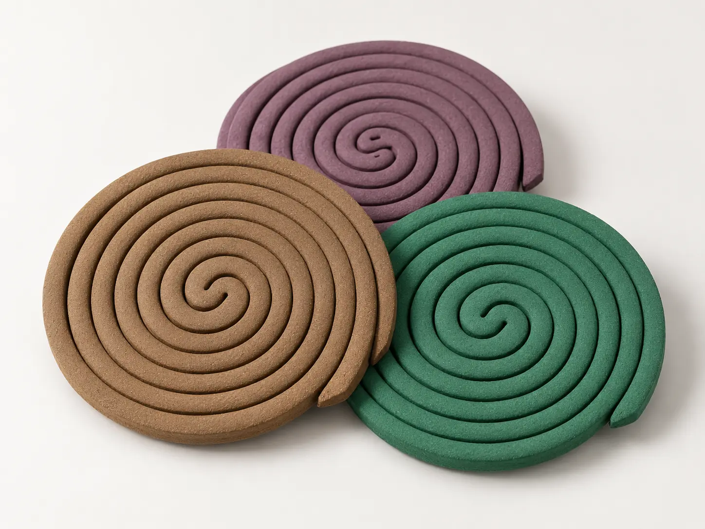 Incense coils in bruin, paars en groen