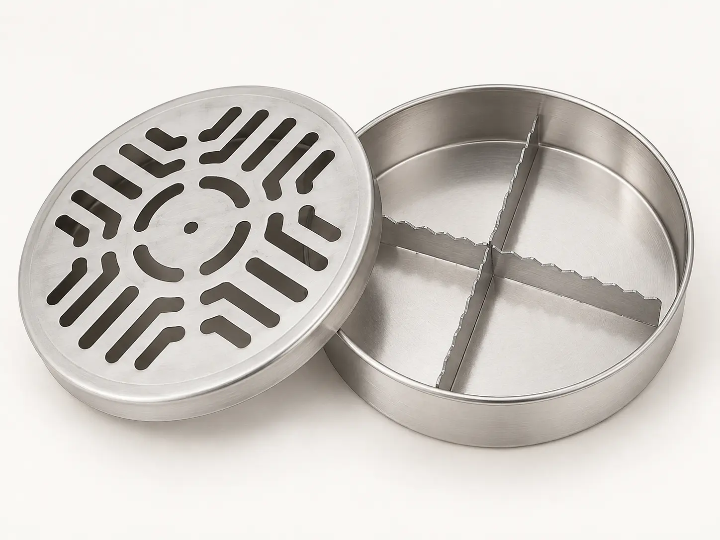 Zilverkleurige metalen houder voor incense coils met geventileerde deksel